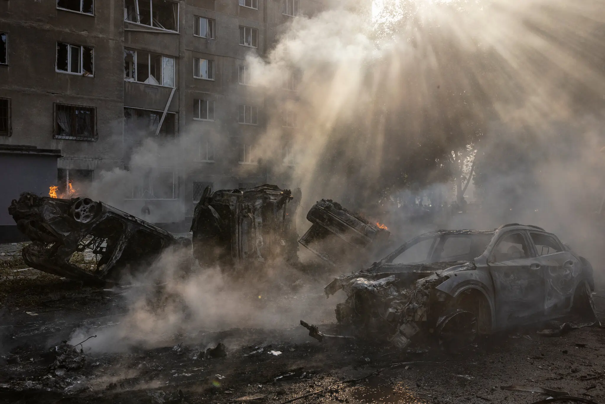 У Харкові 30 серпня від російського обстрілу підпалили автомобілі перед житловим будинком.